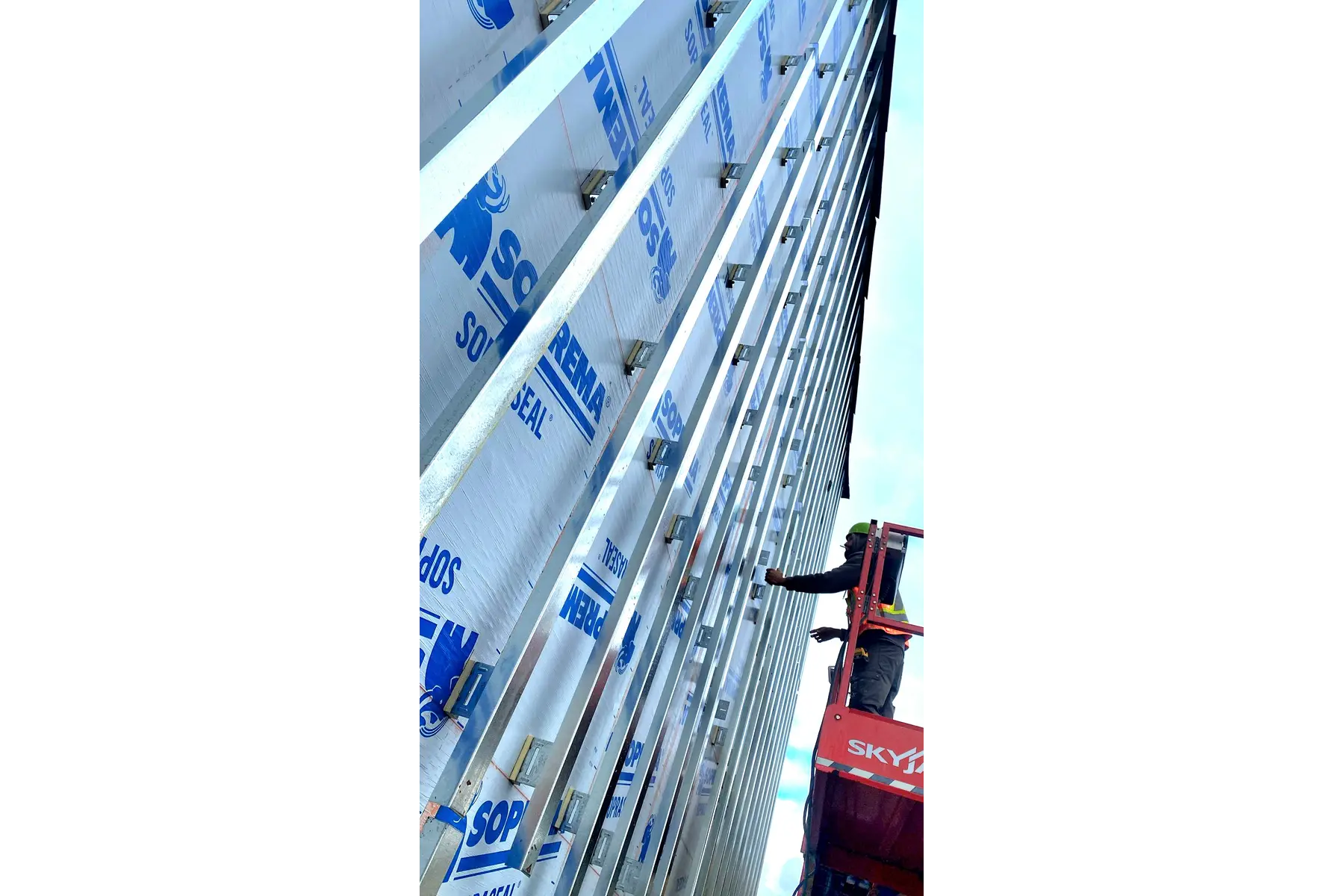 TradePros assembling a wall